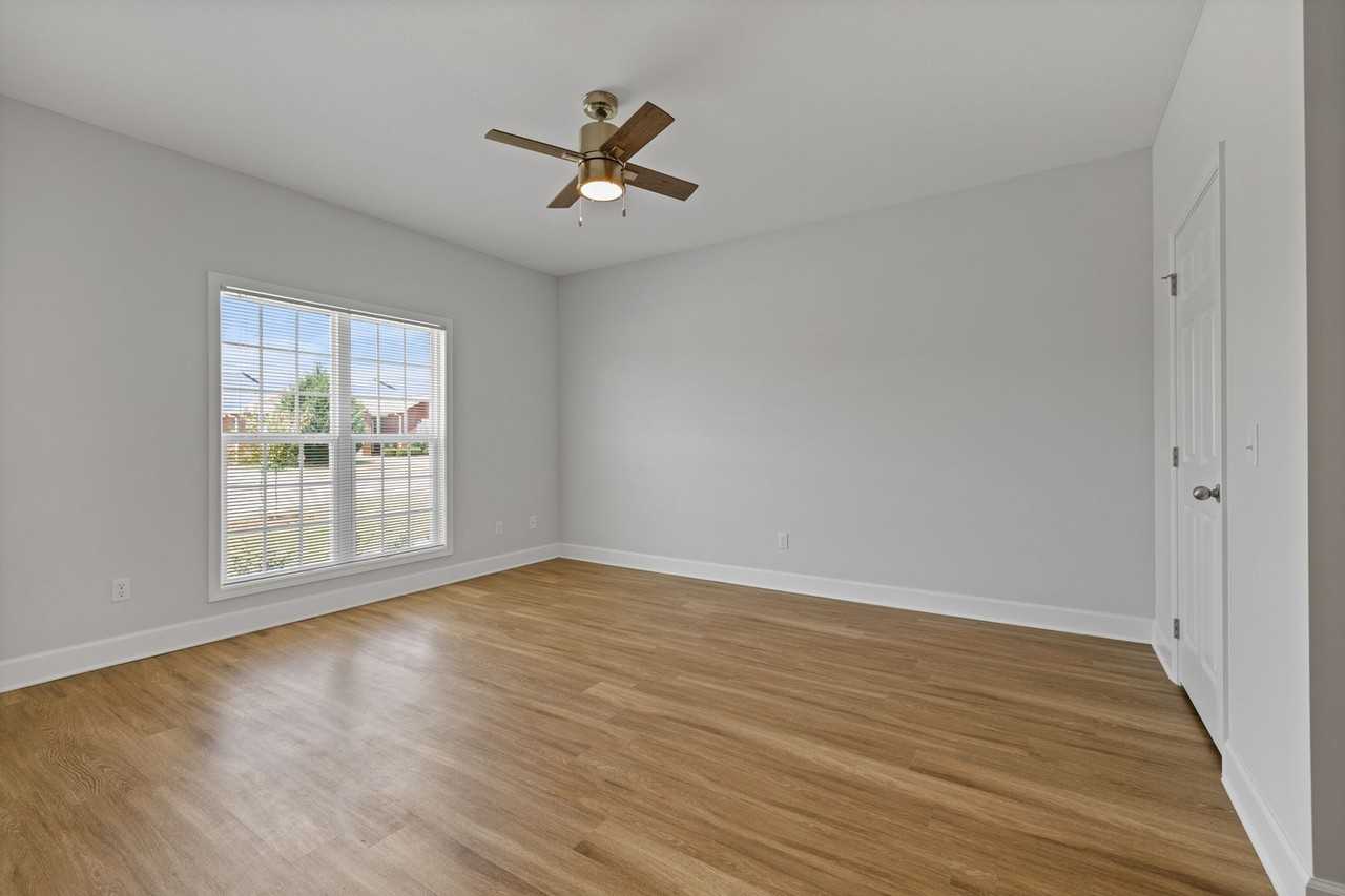 132 Wingate Ave - Photo 4 of 17