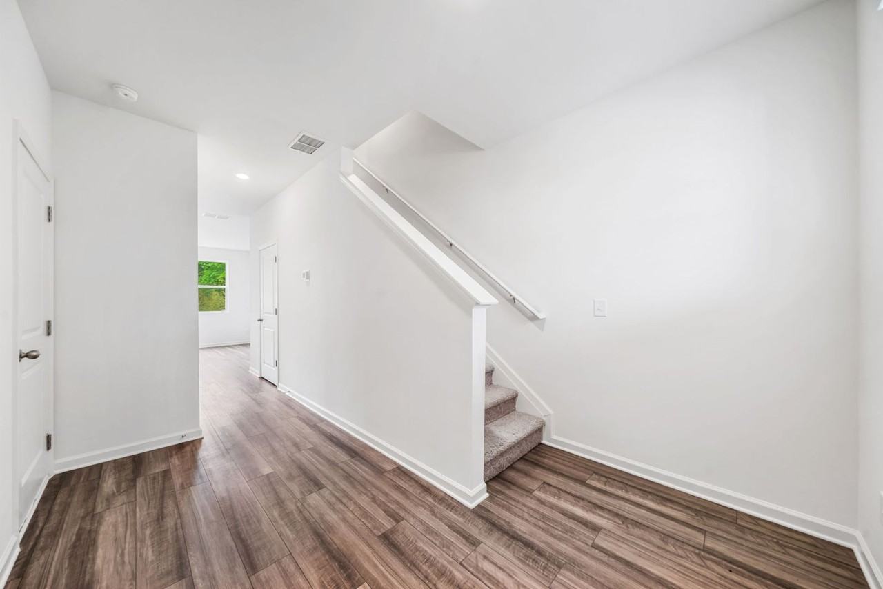 102 Saginaw Ct - Photo 2 of 33