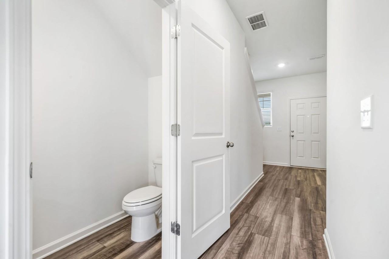 102 Saginaw Ct - Photo 3 of 33