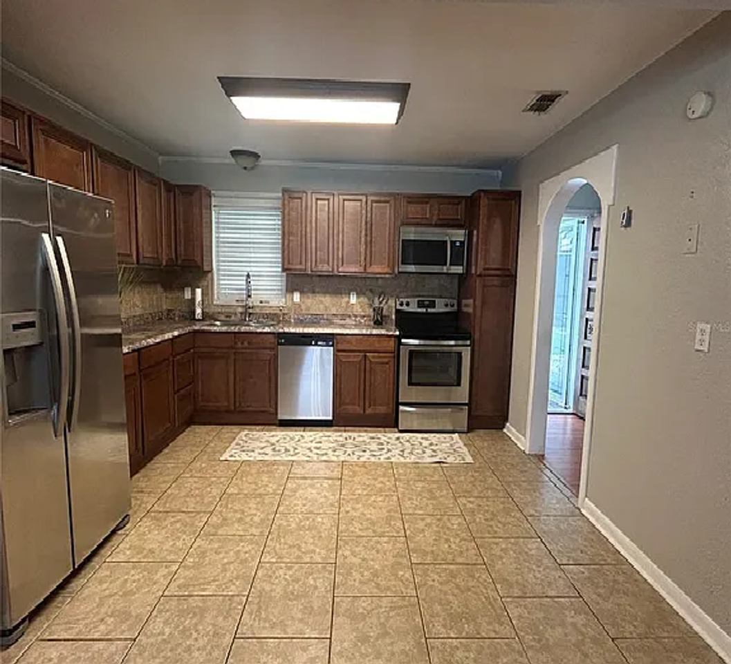 960 Lila St - Photo 3 of 11