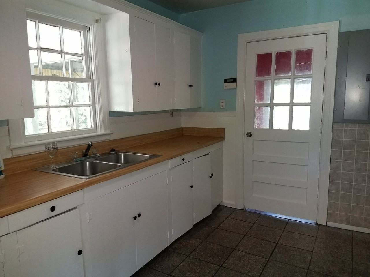 817 Hawkins St - Photo 7 of 8