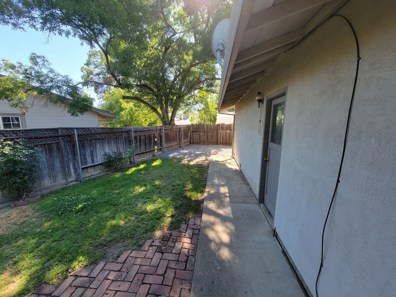 2015 Quartz Way - Photo 3 of 19