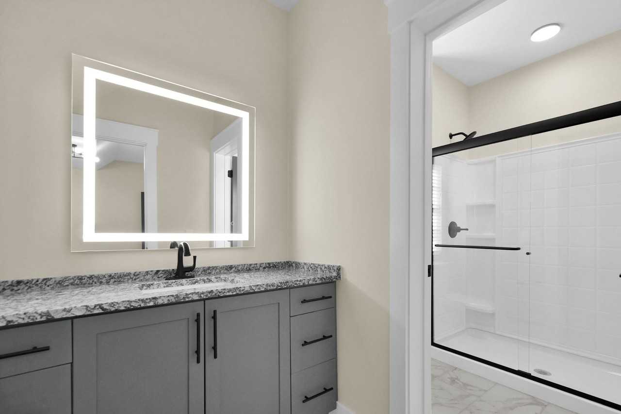 Beautiful luxury apartments available close to downtown! - Photo 5 of 31