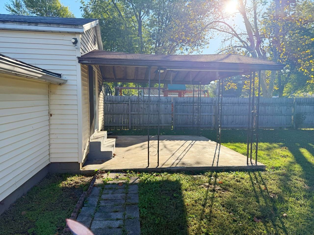 1611 Sweetser Ave - Photo 4 of 36