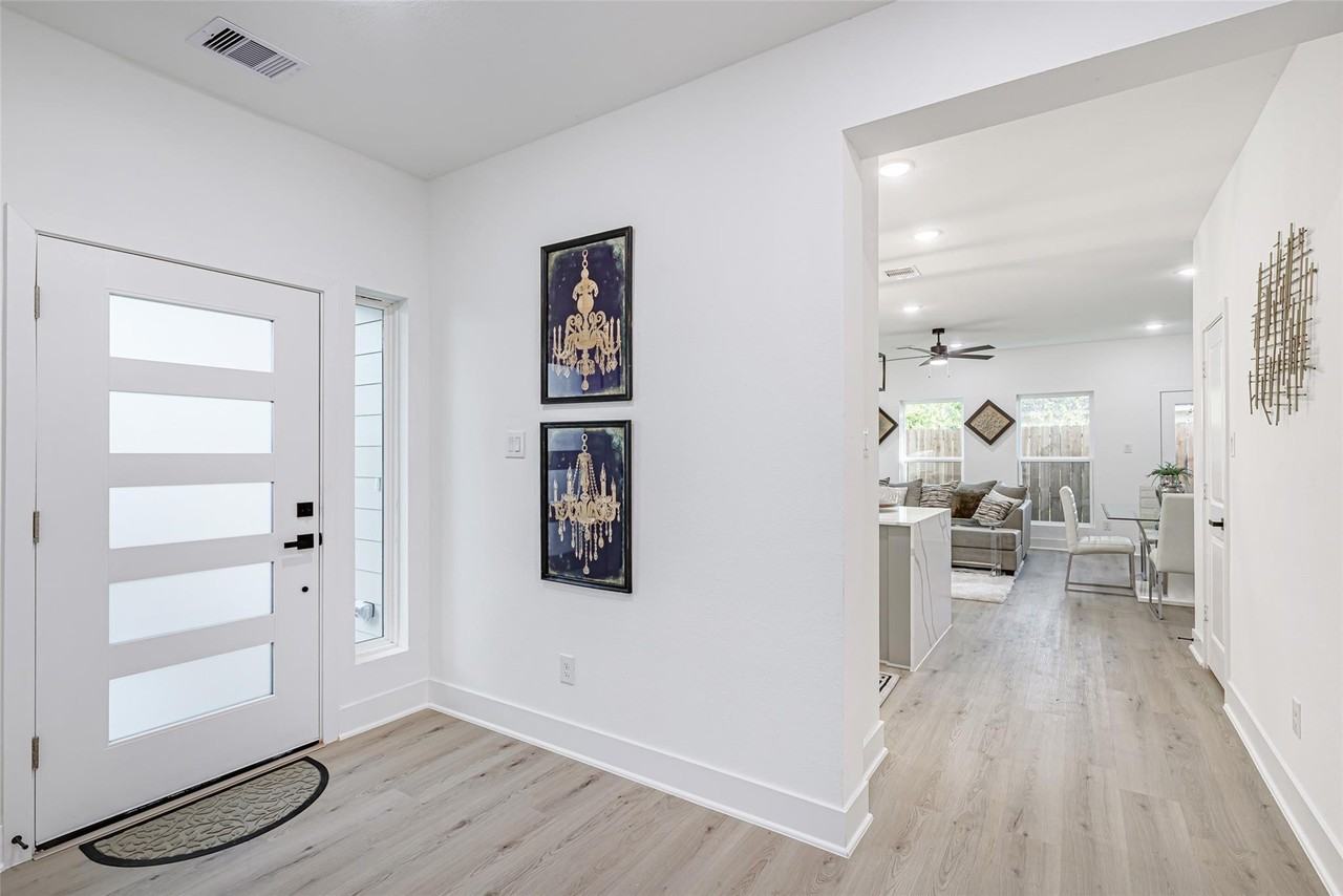 7806 Comal St #B - Photo 3 of 22