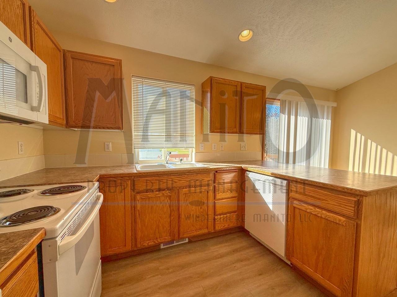 15921 N Franklin St - Photo 2 of 21