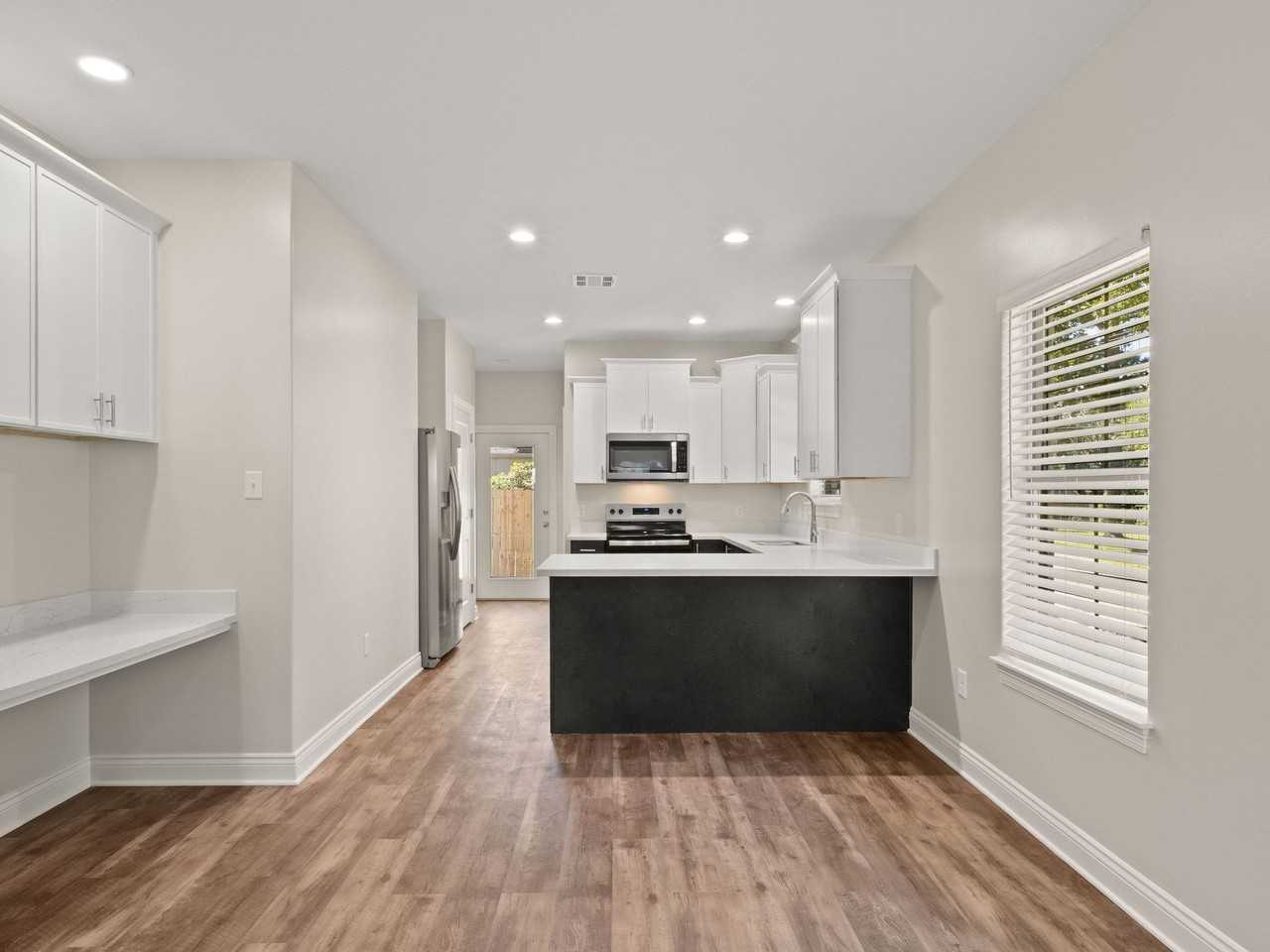 South Division St. 402 - Photo 2 of 16