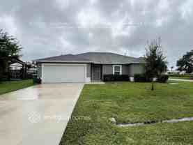 902 Se Albatross Ave - Photo 1 of 1