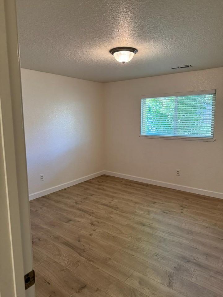 300 Shafer Ln - Photo 3 of 11