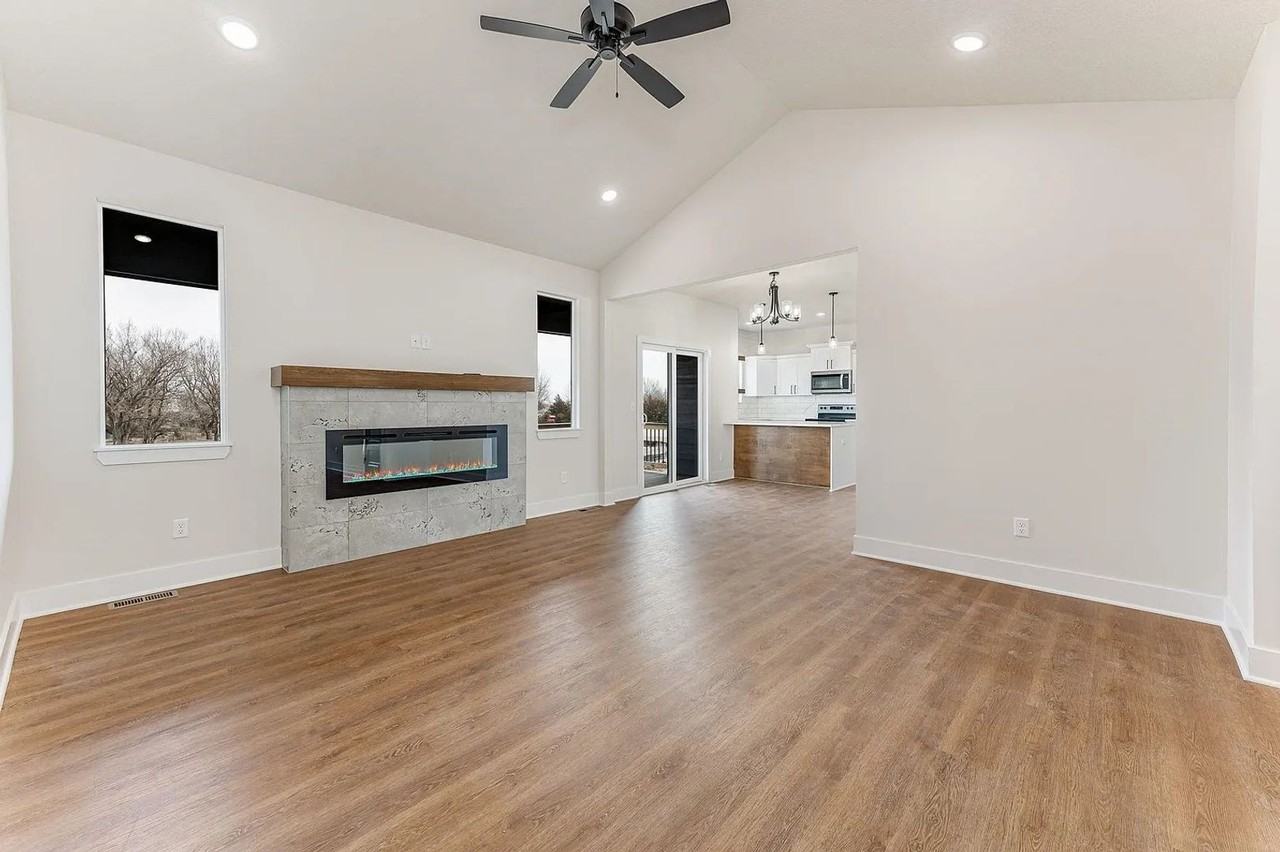 1260 N Main St - Photo 3 of 30