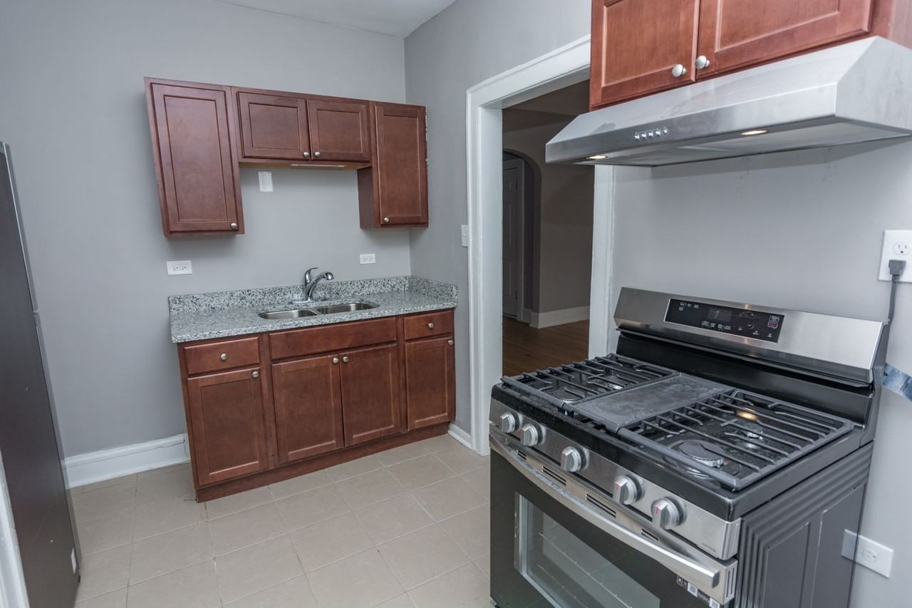 7616 S. Phillips Ave - Photo 3 of 8