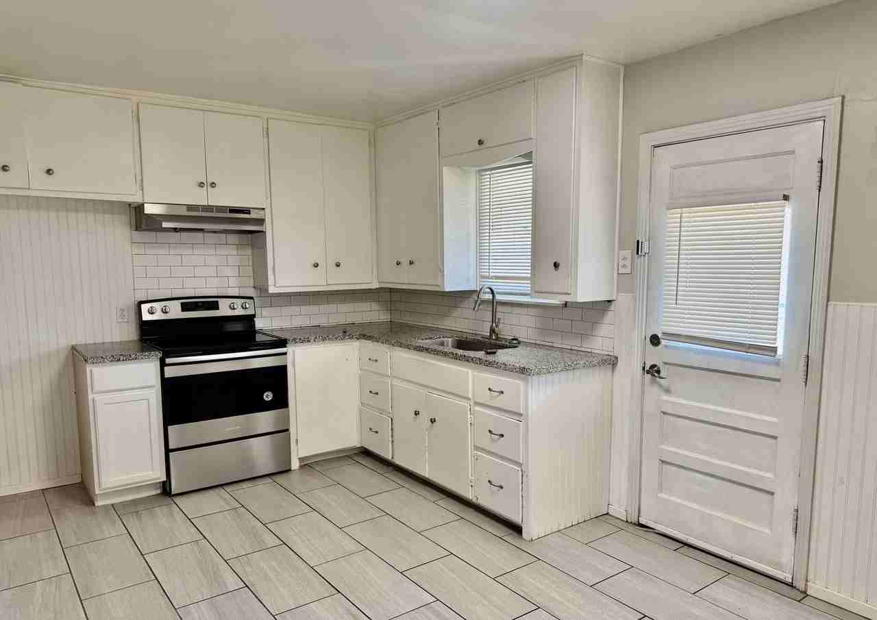1903 47th St - Photo 3 of 9