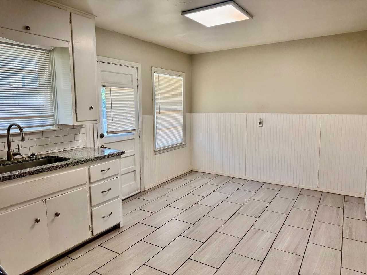 1903 47th St - Photo 4 of 9