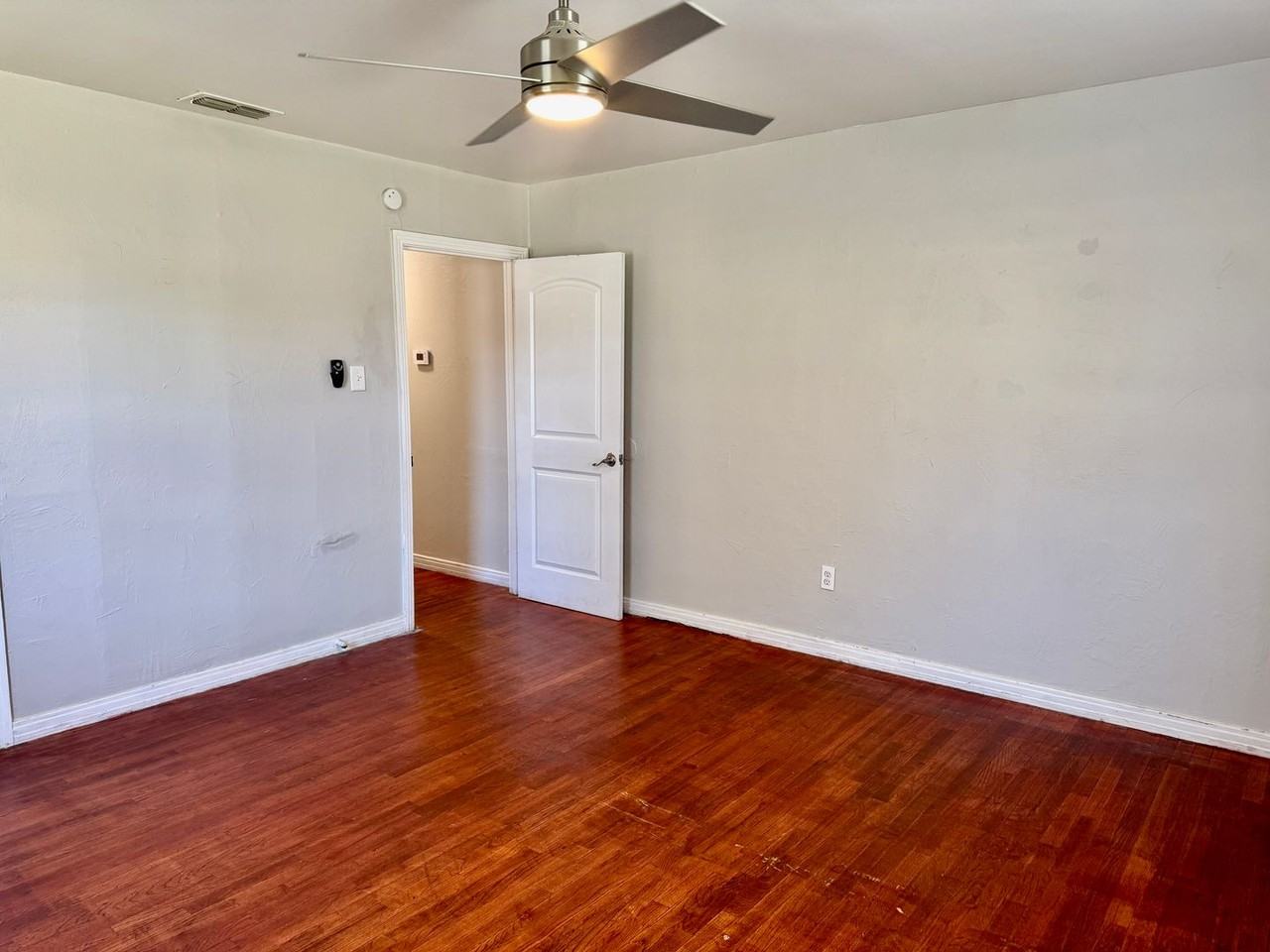 1903 47th St - Photo 5 of 9