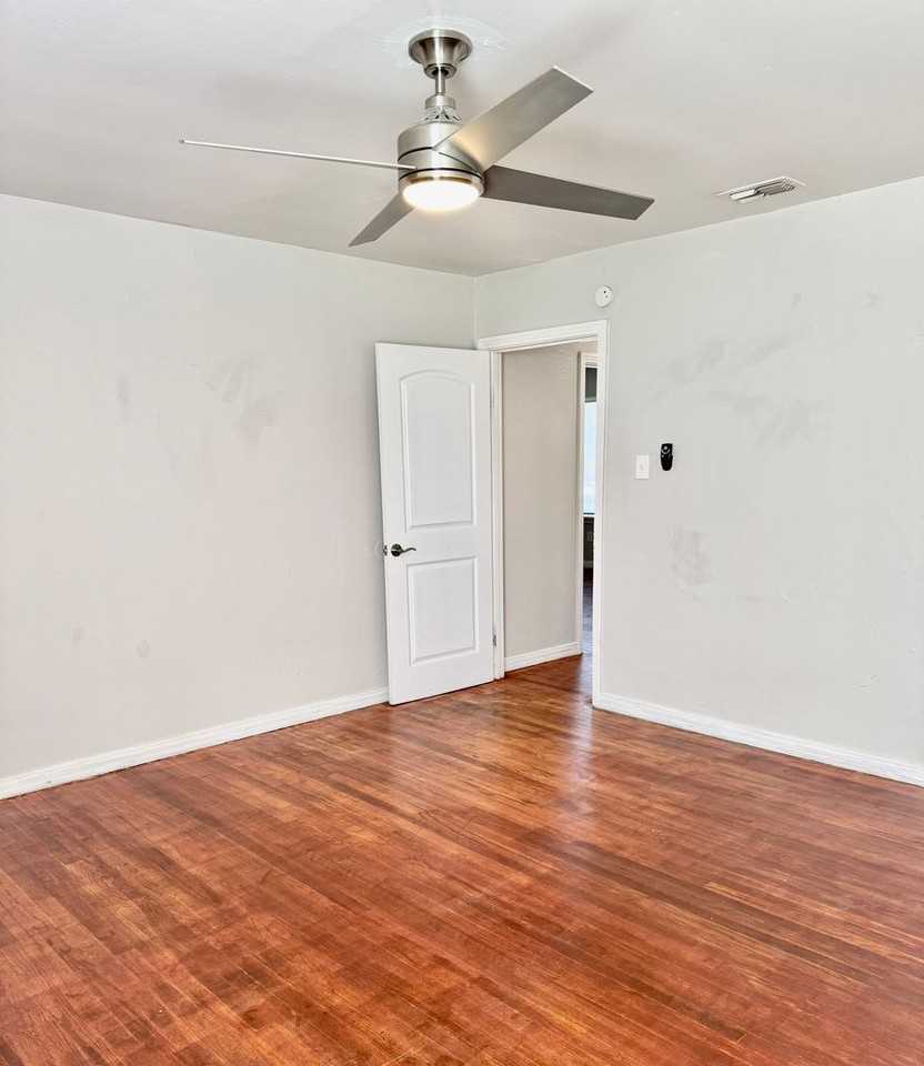 1903 47th St - Photo 7 of 9