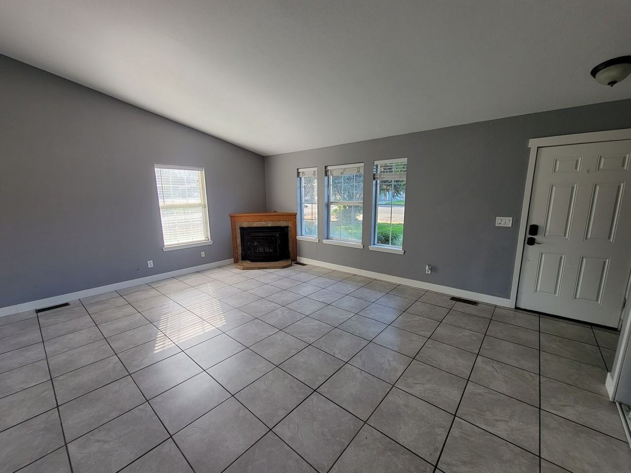 4805 S Fruitland St - Photo 3 of 20