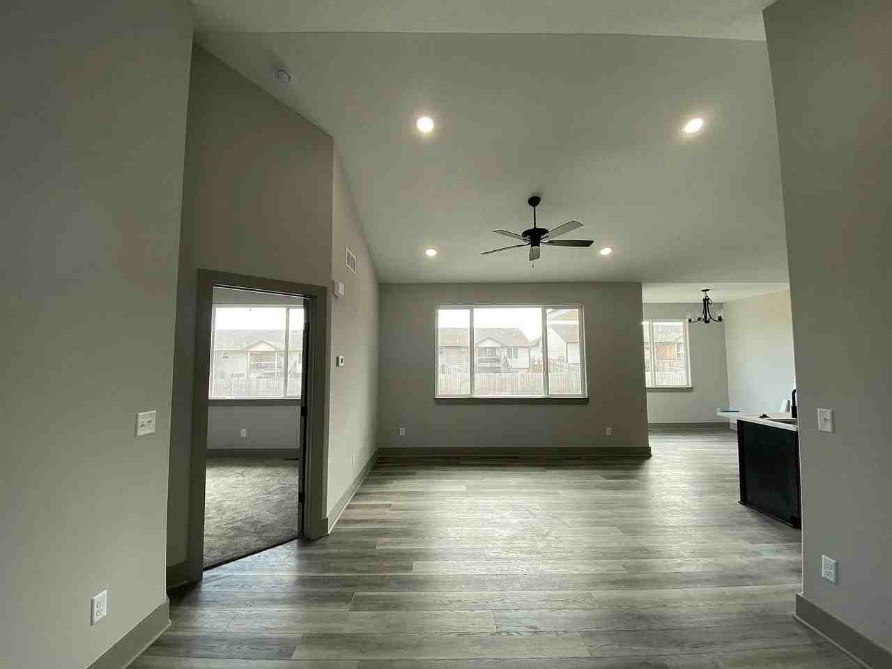 2279 S Chateau Ct - Photo 4 of 32