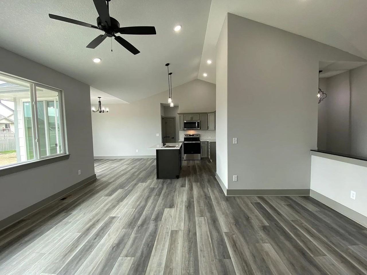 2279 S Chateau Ct - Photo 5 of 32