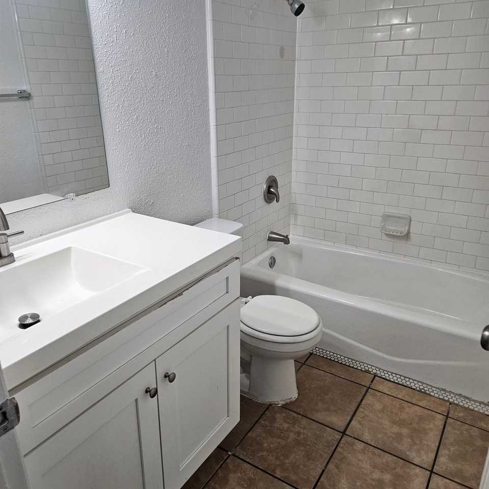 Village Lane Apts - Photo 6 of 11