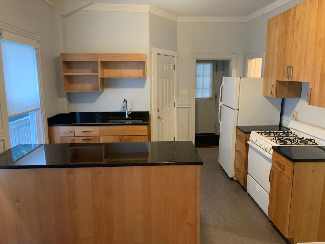 42 Hampshire St - Photo 4 of 17