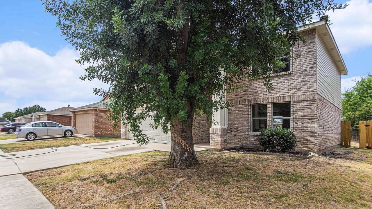 8732 Hunters Point Way - Photo 3 of 24