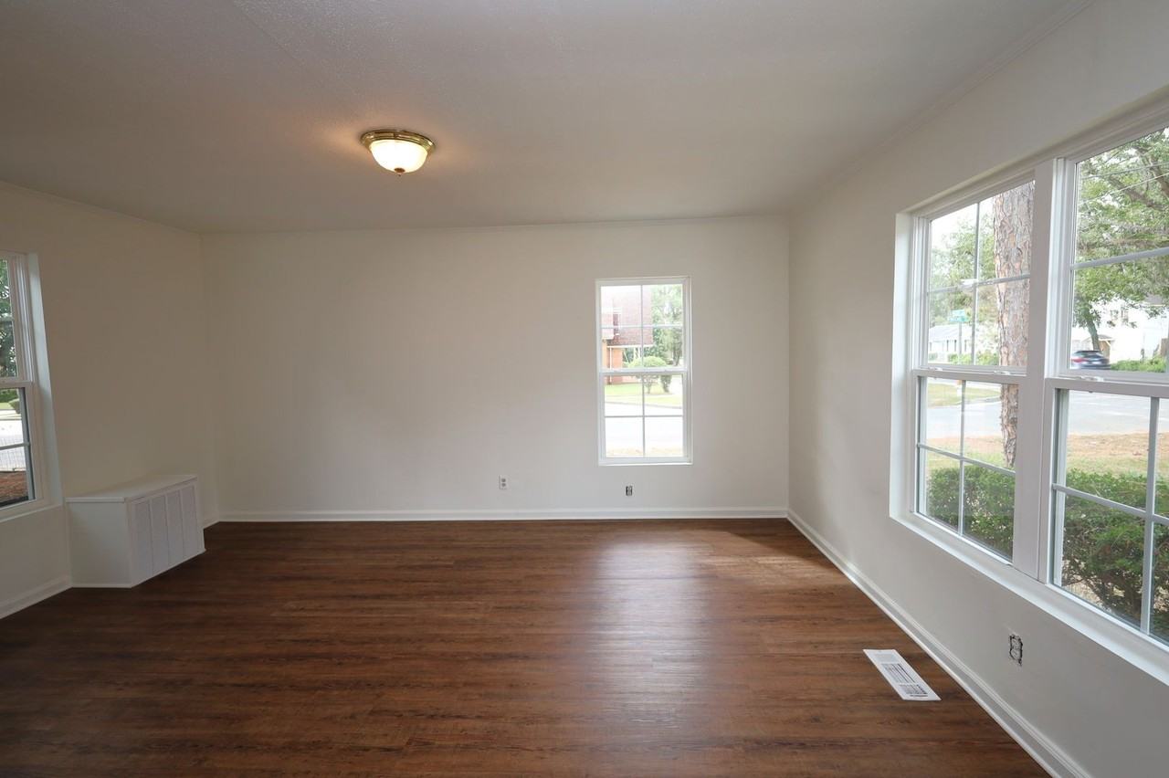 1701 N Lee St - Photo 2 of 9