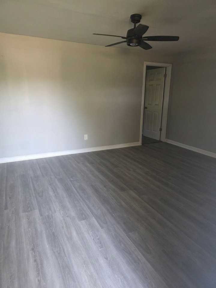 1305 Saint Stephens Dr - Photo 3 of 11