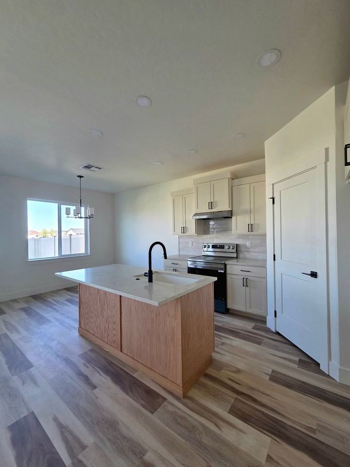 363 Eden Rose St - Photo 5 of 23