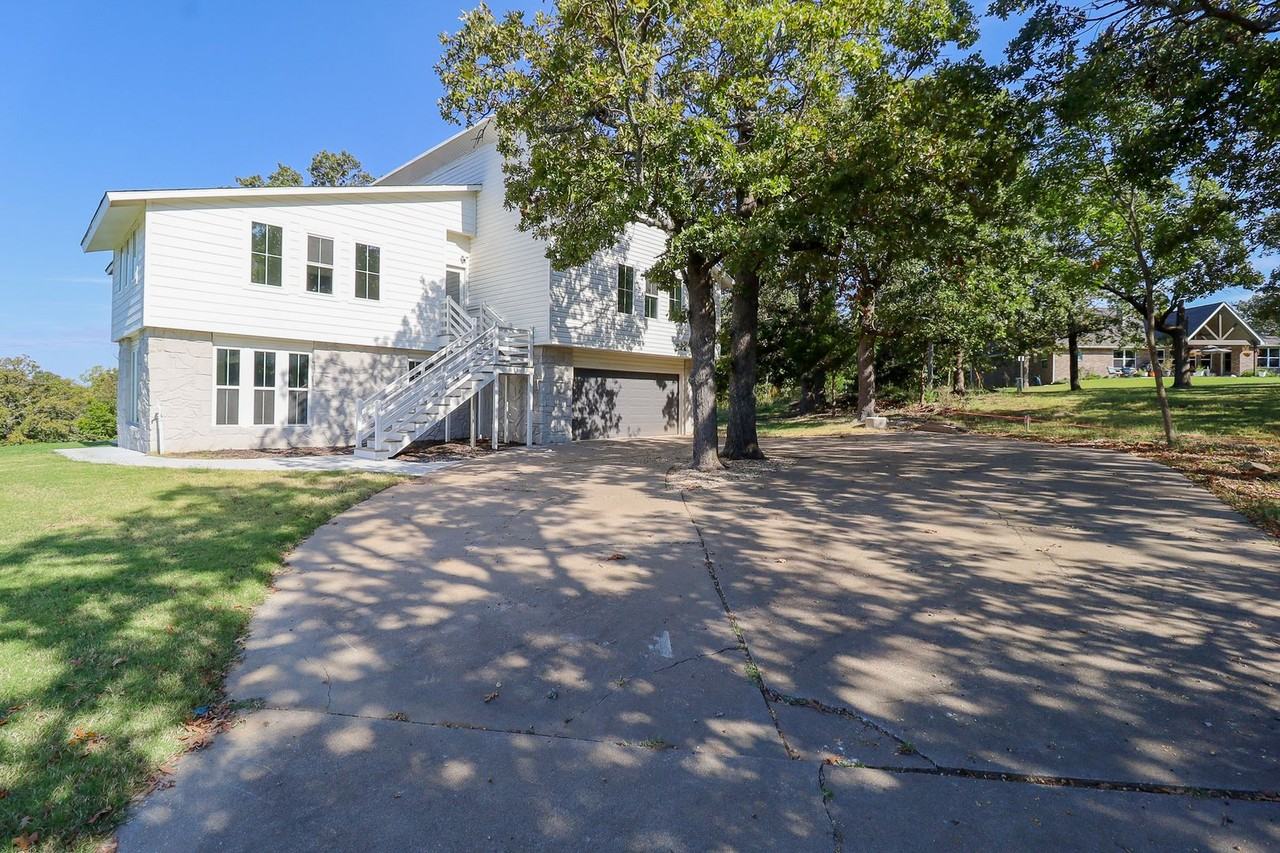 228 W Hickory Dr - Photo 2 of 50