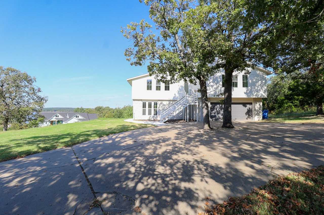 228 W Hickory Dr - Photo 3 of 50