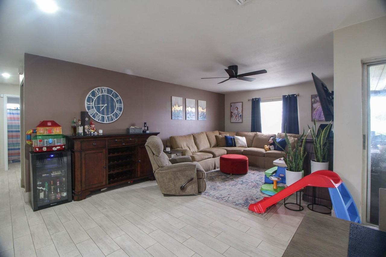 574 Bitterwood Ct - Photo 3 of 18