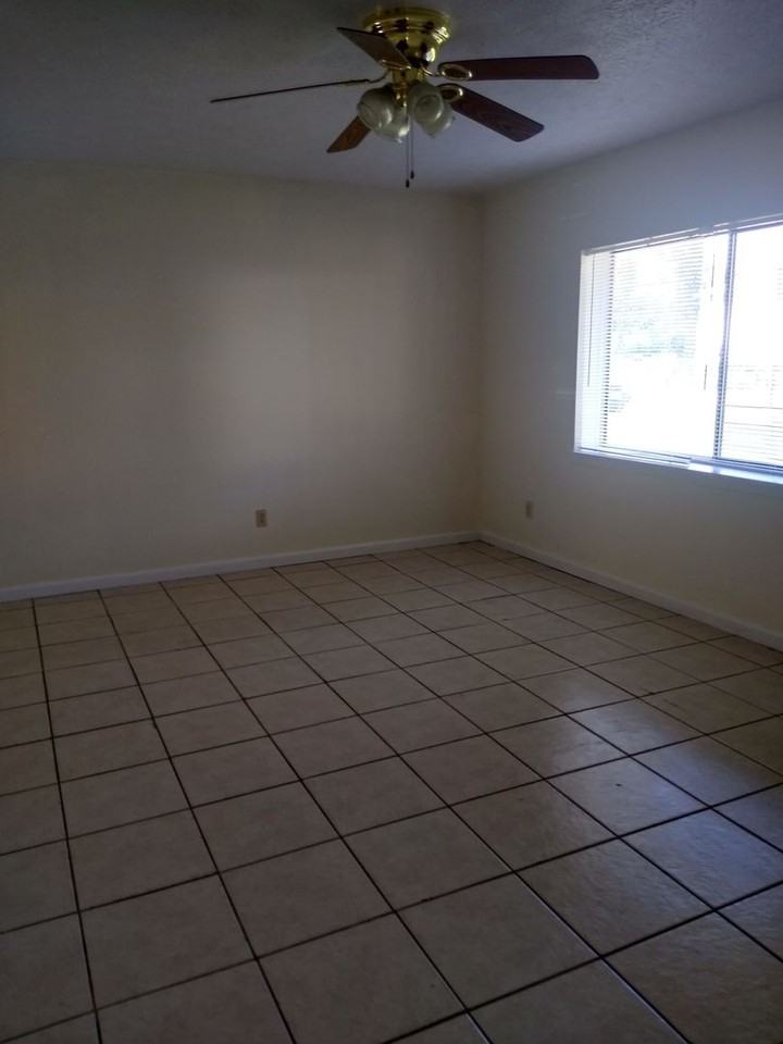 3702 E 11th St #A - Photo 3 of 23