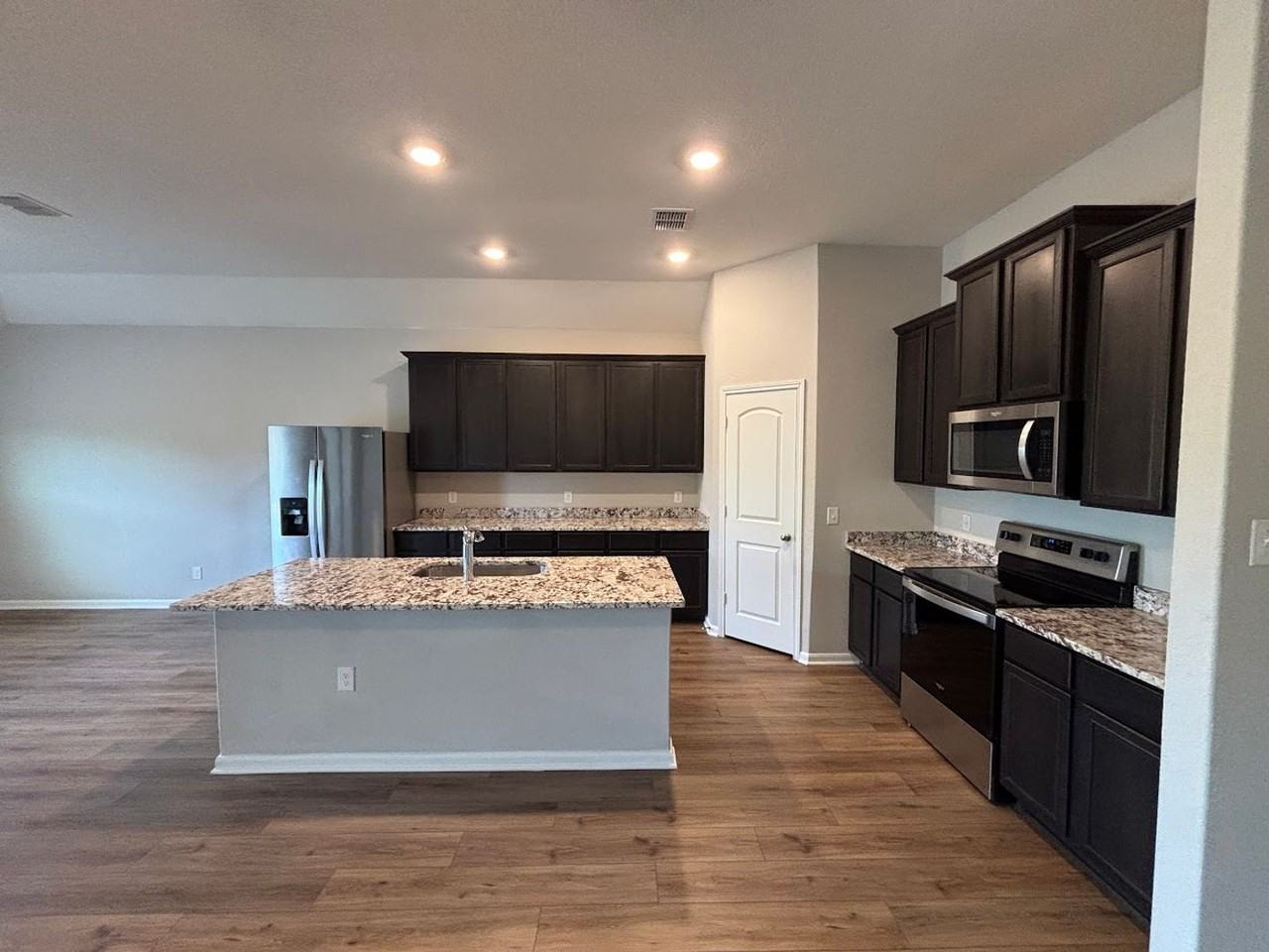 9031 Gore Crescent - Photo 5 of 21