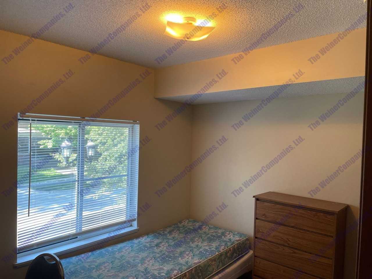 502 W Green St - Photo 3 of 28