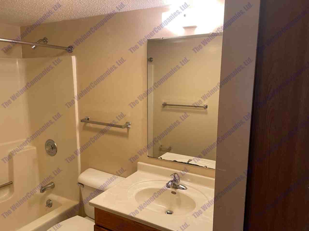 502 W Green St - Photo 4 of 28