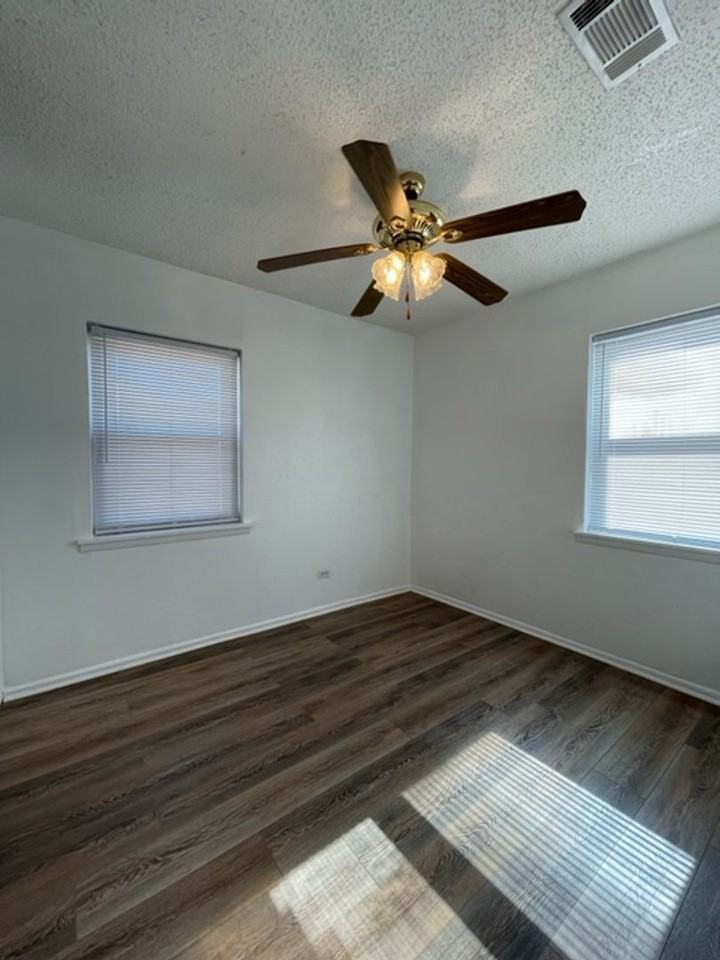 3219 Storey Ave - Photo 7 of 12