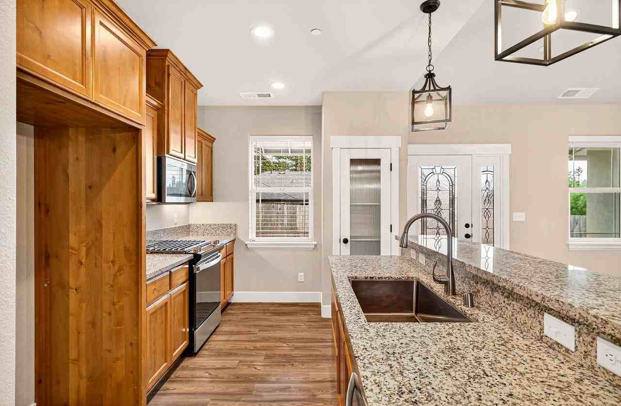 1605 Gate Ln - Photo 6 of 19