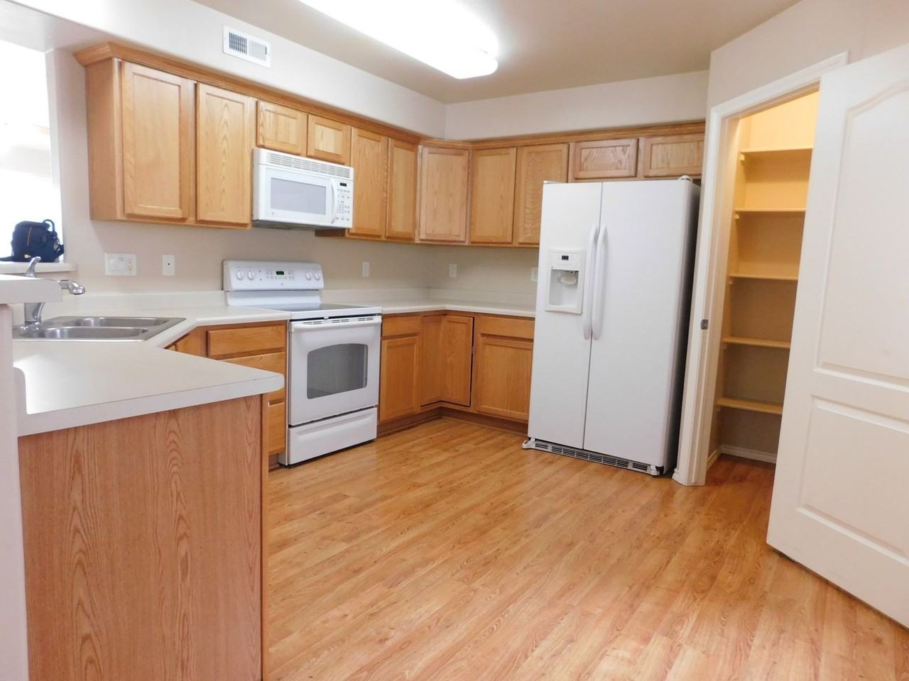 3136 Shamrock Dr - Photo 4 of 20