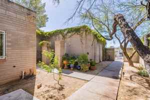 featured image of 1735 E 8th St