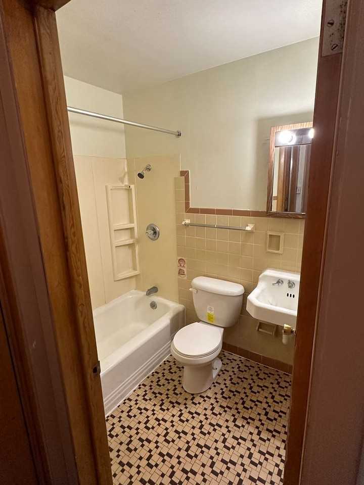 115 W Washington St - Photo 4 of 10