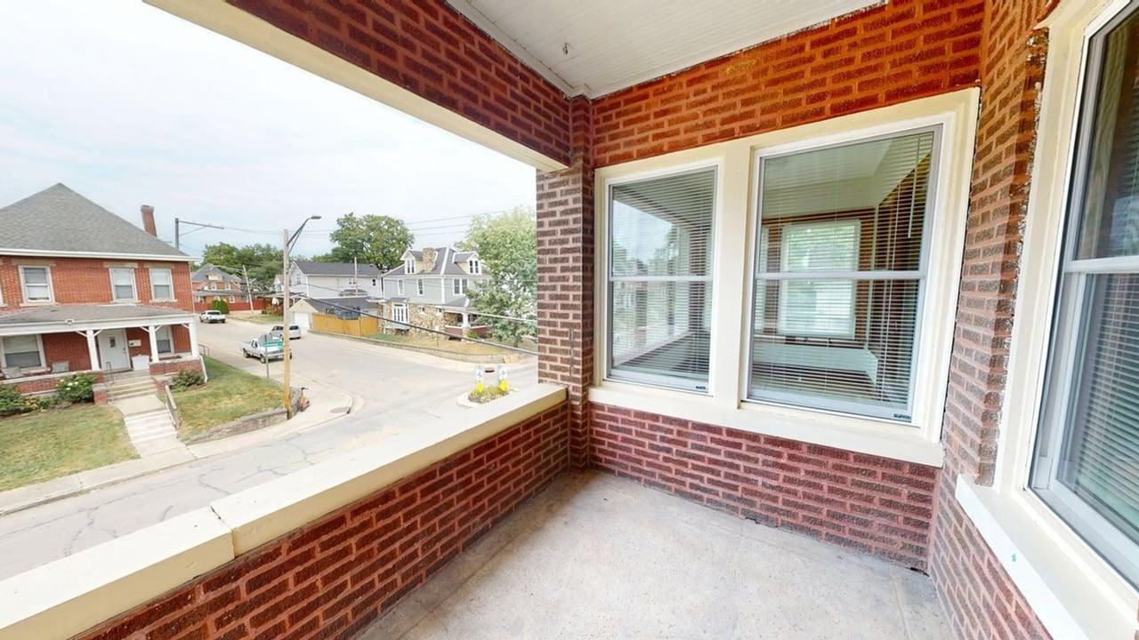 978 1/2 Linwood Ave - Photo 2 of 49