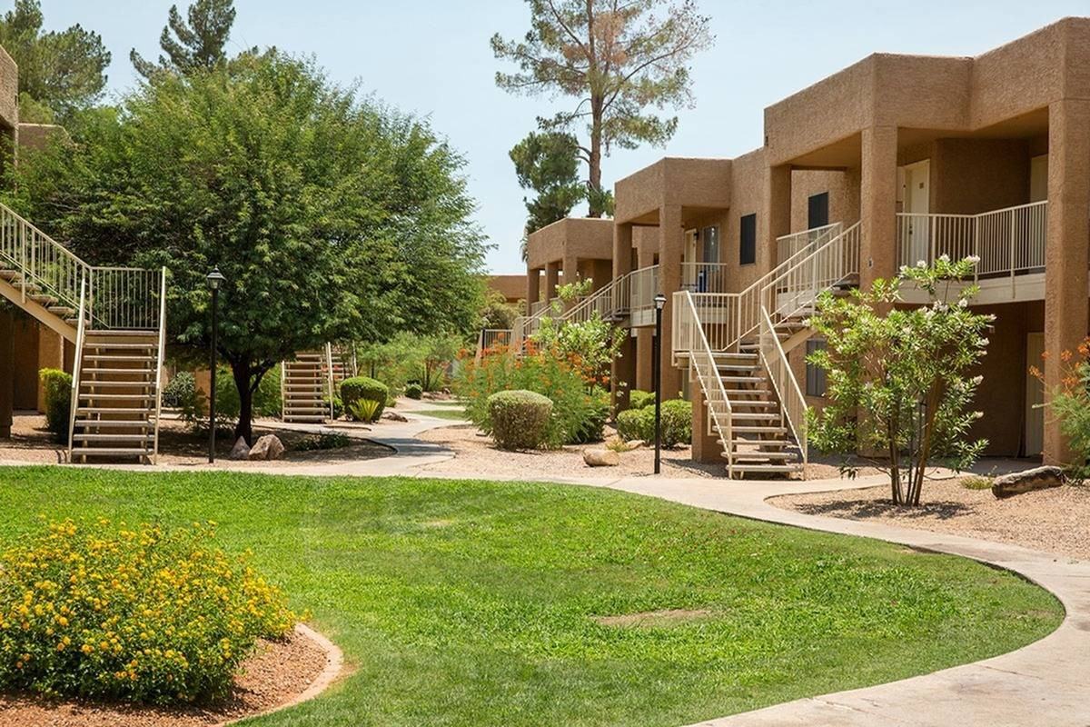 Metro on Main Apartments - Photo 3 of 18