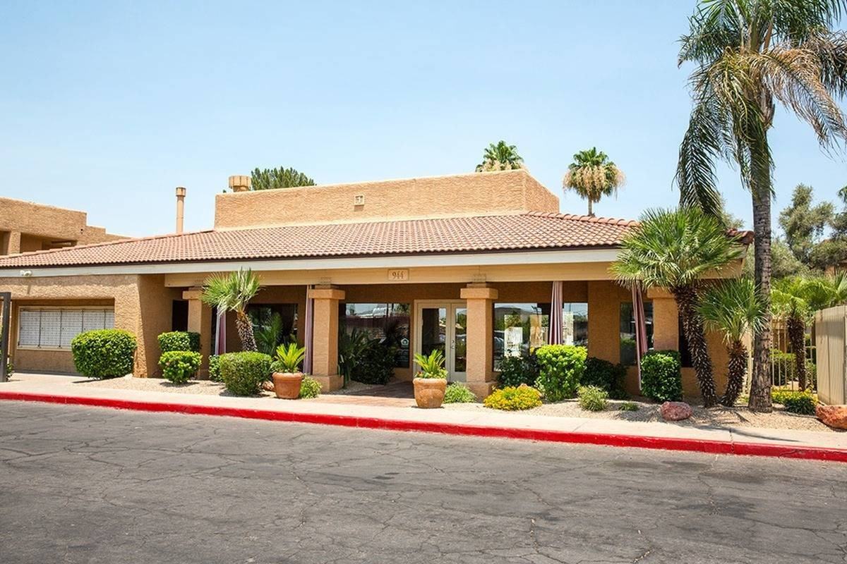 Metro on Main Apartments - Photo 4 of 18