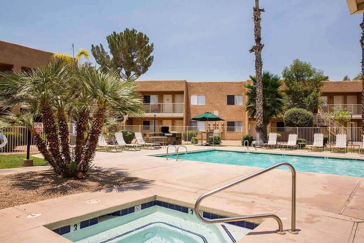 Metro on Main Apartments - Photo 7 of 18