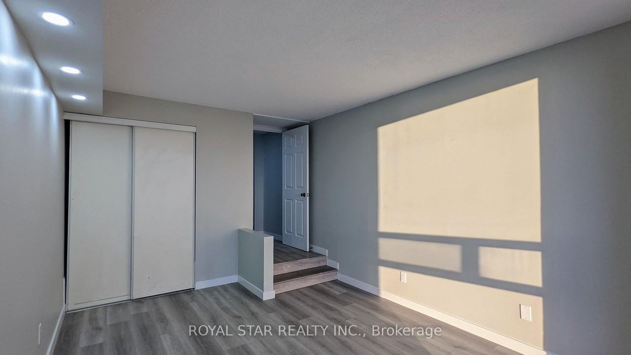 Esprit Condos [50 Eglinton Ave W Mississauga] - Photo 2 of 11