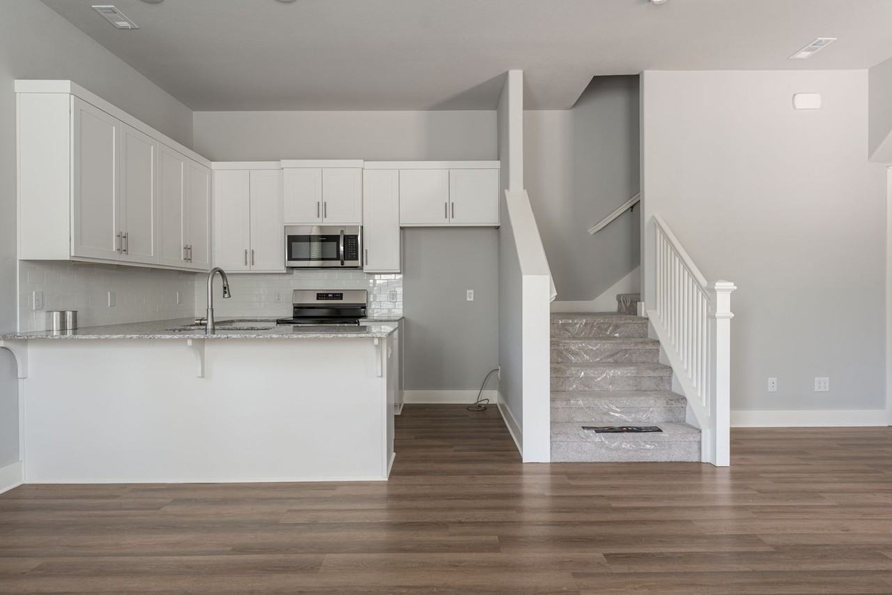 354 E 10th St - Photo 5 of 24