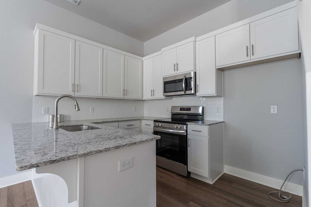 354 E 10th St - Photo 6 of 24