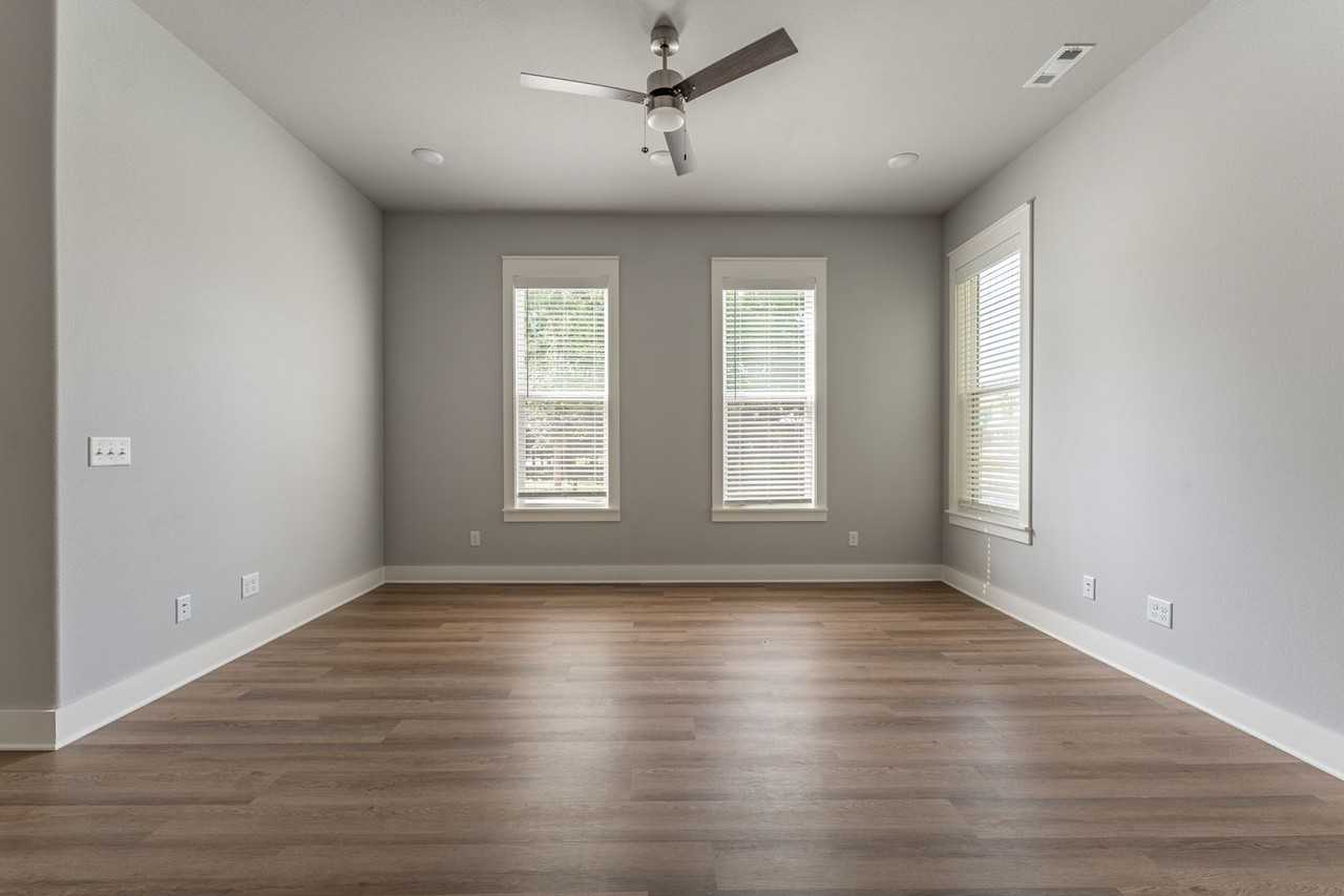 354 E 10th St - Photo 7 of 24