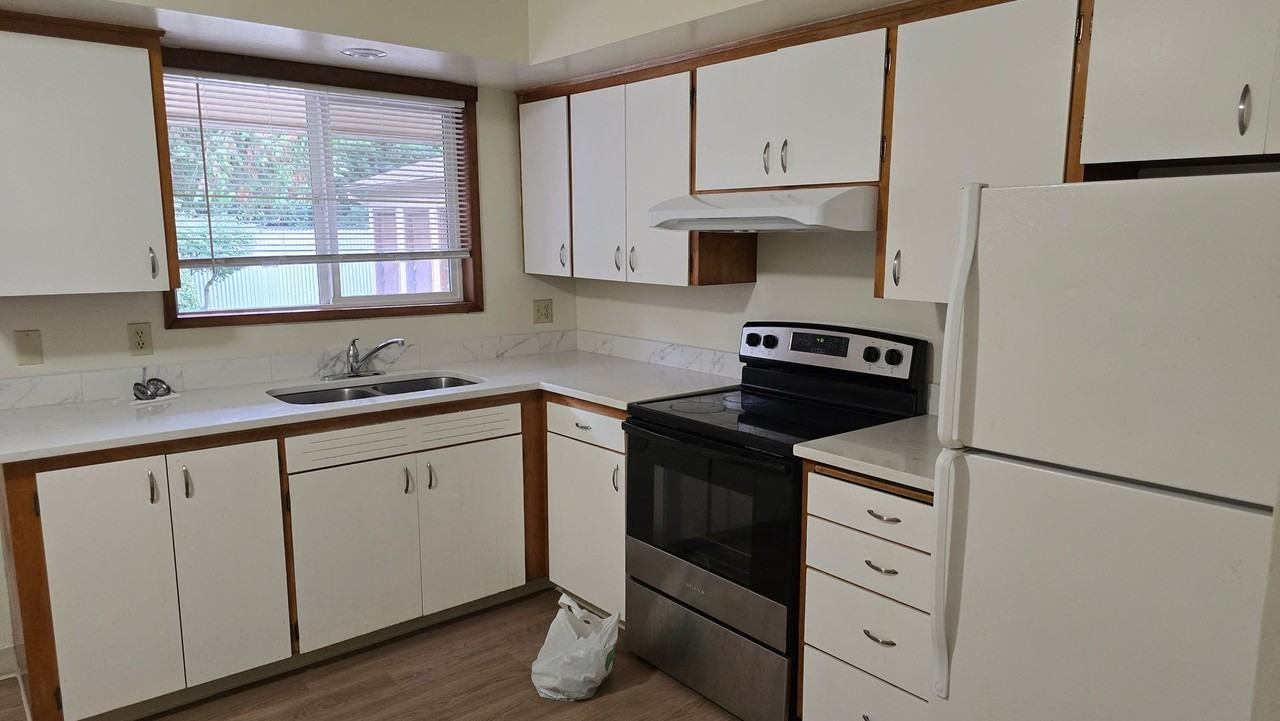 10905 Northeast 6th Street - Photo 2 of 7