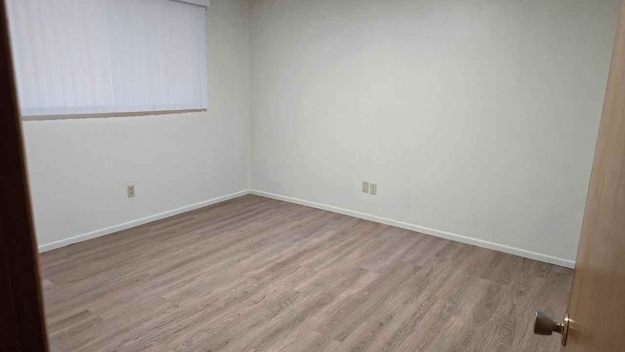 10905 Northeast 6th Street - Photo 4 of 7